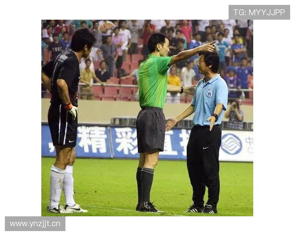 队员身份违规判罚为何经常引发争议与不同裁判尺度？